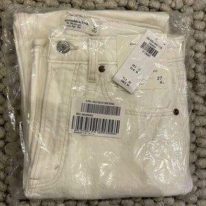 BRAND NEW UNOPENED. ABERCROMBIE 90s Ultra high rise straight jeans